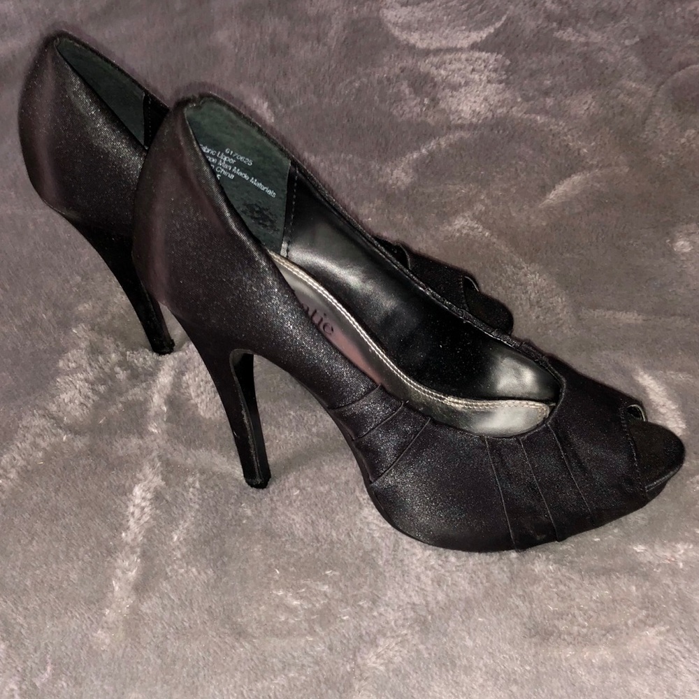 Kelly & Katie black pumps